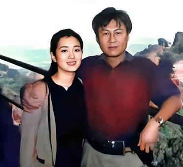 一九九五年，巩俐与第一任丈夫黄和祥在一起。当初，巩俐与张艺谋分手后情绪相当低落。
