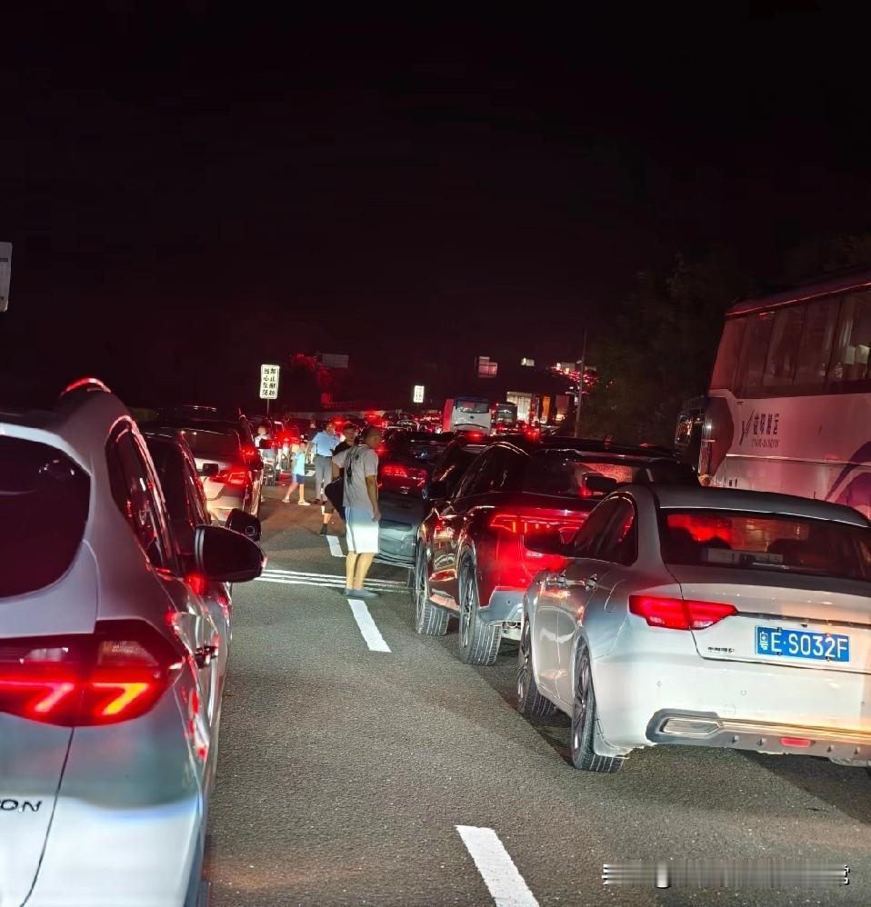 从深圳出发堵在许广高速一天一夜！从深圳出发，本想开启一场说走就走的旅行，结