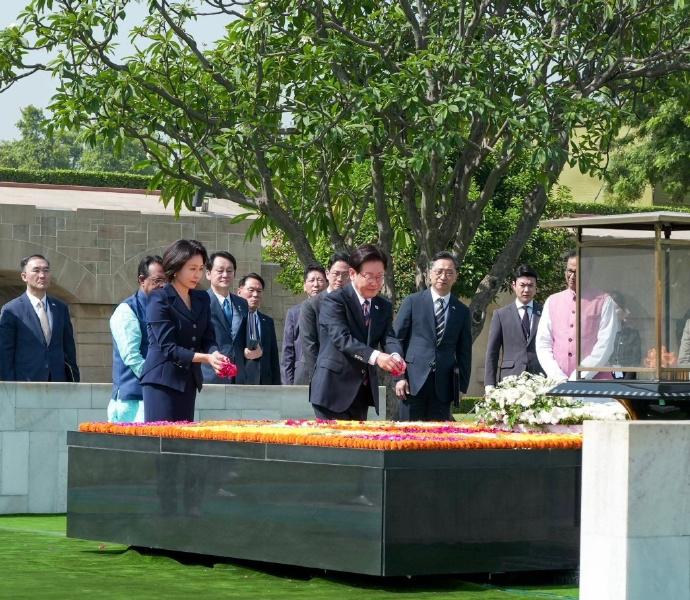 韩国第一夫人亮相印度！光脚拖鞋造型抢眼，外交行程看点十足。4月20日，韩国总统