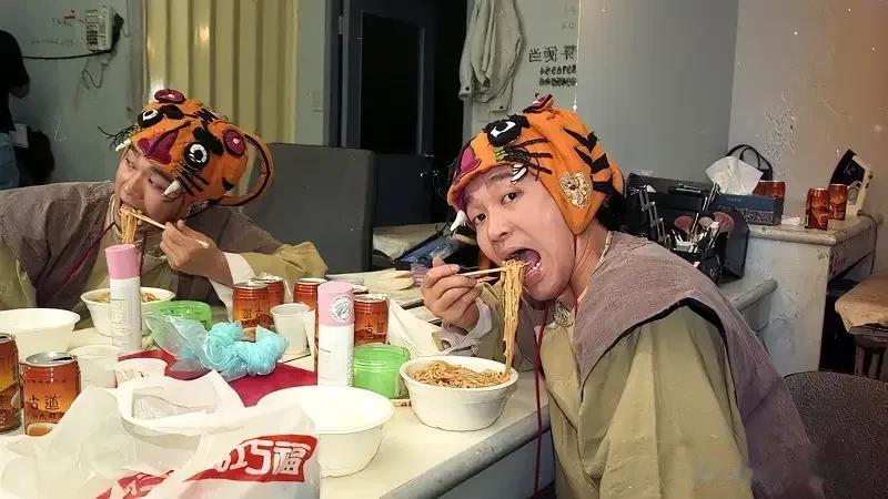 1992年，戴着虎头帽子吃牛肉面的周星驰。你还记得他当时拍了啥电影？