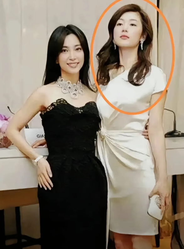 李冰冰和全智贤她俩合影的时候，全智贤不仅黑脸给李冰冰看，还抽筋了似的，腿像踩电门