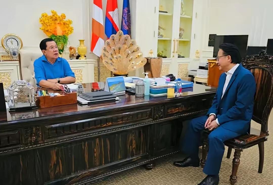 对比一下洪森的办公室和西哈莫尼国王的办公室，就看出贫富差距了。有权的首相可比没