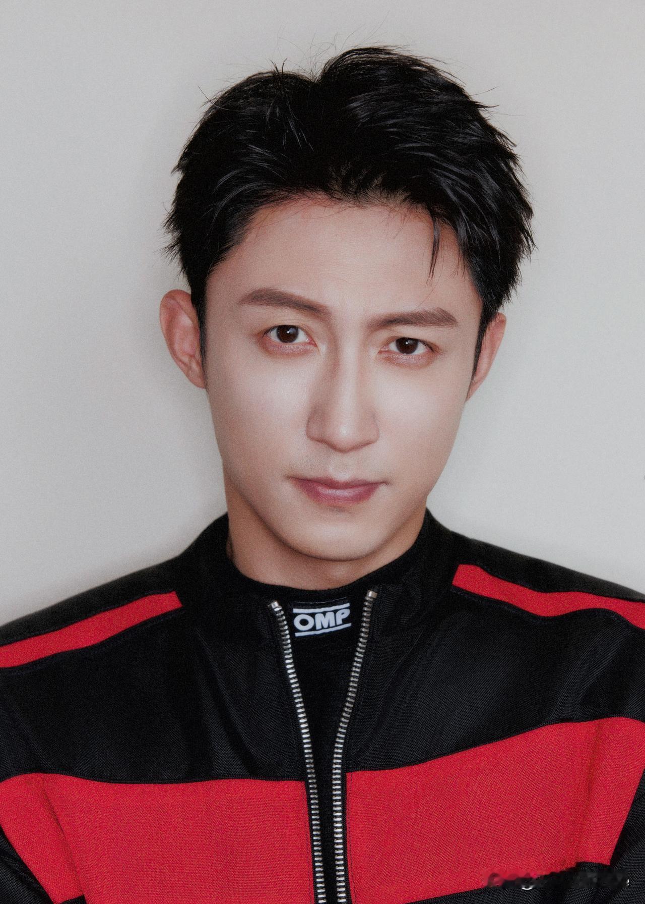 近日，黄景瑜参演的电影《飞驰人生3》和电视剧《岁月有情时》相继播出，黄老板的作品