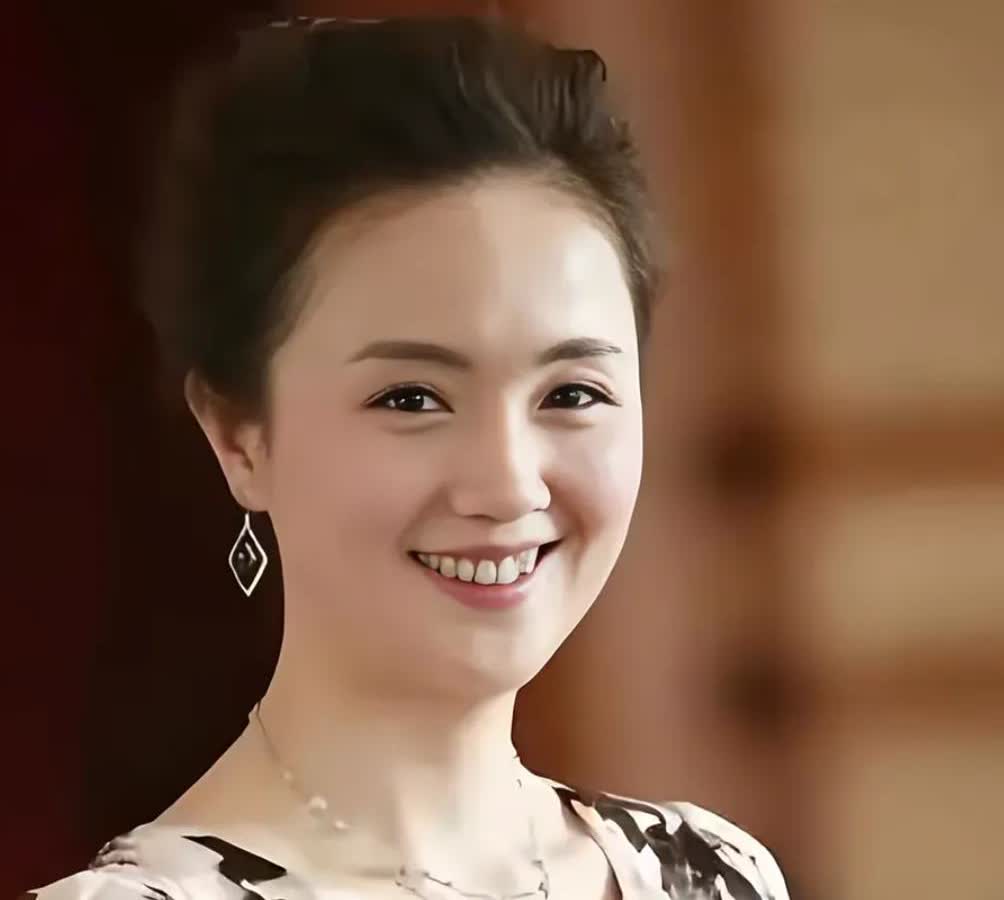 面相这东西，真的很玄乎。就说朱媛媛，脸圆额满、眉眼弯弯还有耳垂肉，嘴角还
