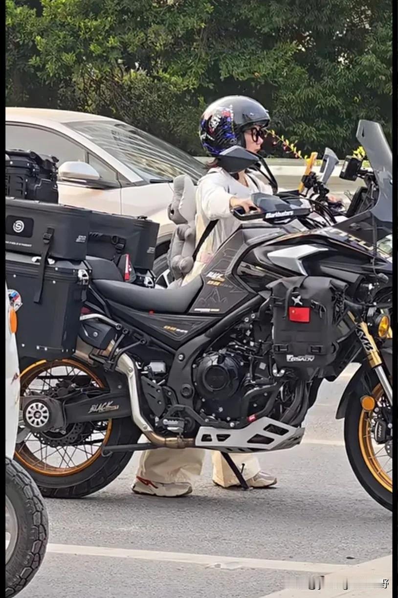 现在的一些美女网红，是真心喜欢这些大机车吗？但自己这小小的身形，推都推不稳，还能