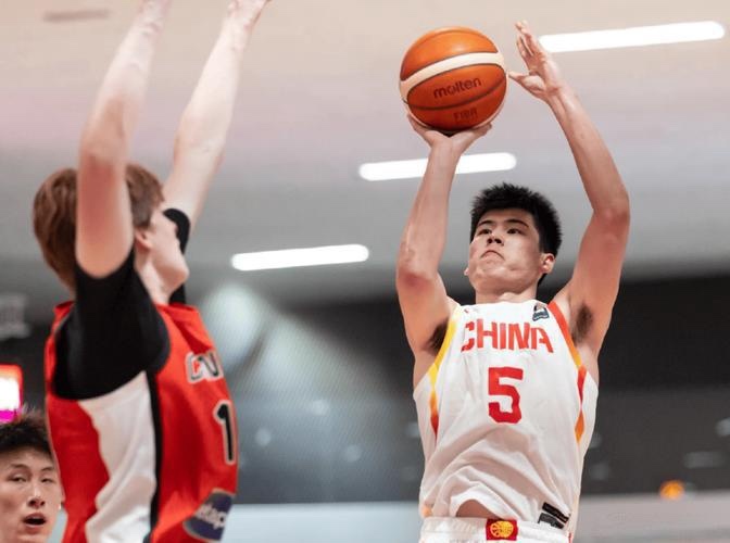 陈家政半夜被送到医院！据广东东莞球迷协会会长大雄透露：陈家政半夜出现呕吐情况，广