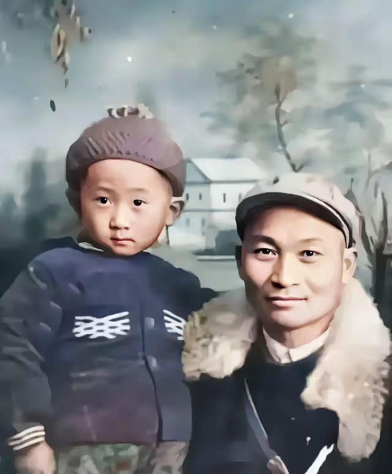 第一张照片是王思聪的爷爷抱着王健林的合照第二张照片是王健林抱着王思聪的合照。