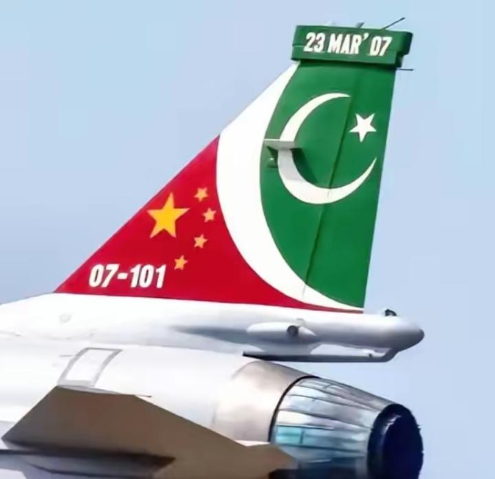 巴铁彻底服了。​以前他们买战斗机，眼睛只盯着欧美那些所谓的高端货，觉得只要花大