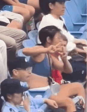 上海网球大师赛惊现“护照姐”。这名女子在比赛现场大声叫喊，并在座位前上蹿下跳，