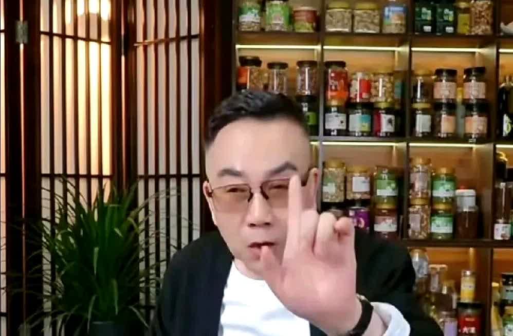 最新曝料杨议5月18日收徒弟，一共收11个徒弟其中有个外国的，摆30桌左右，报名