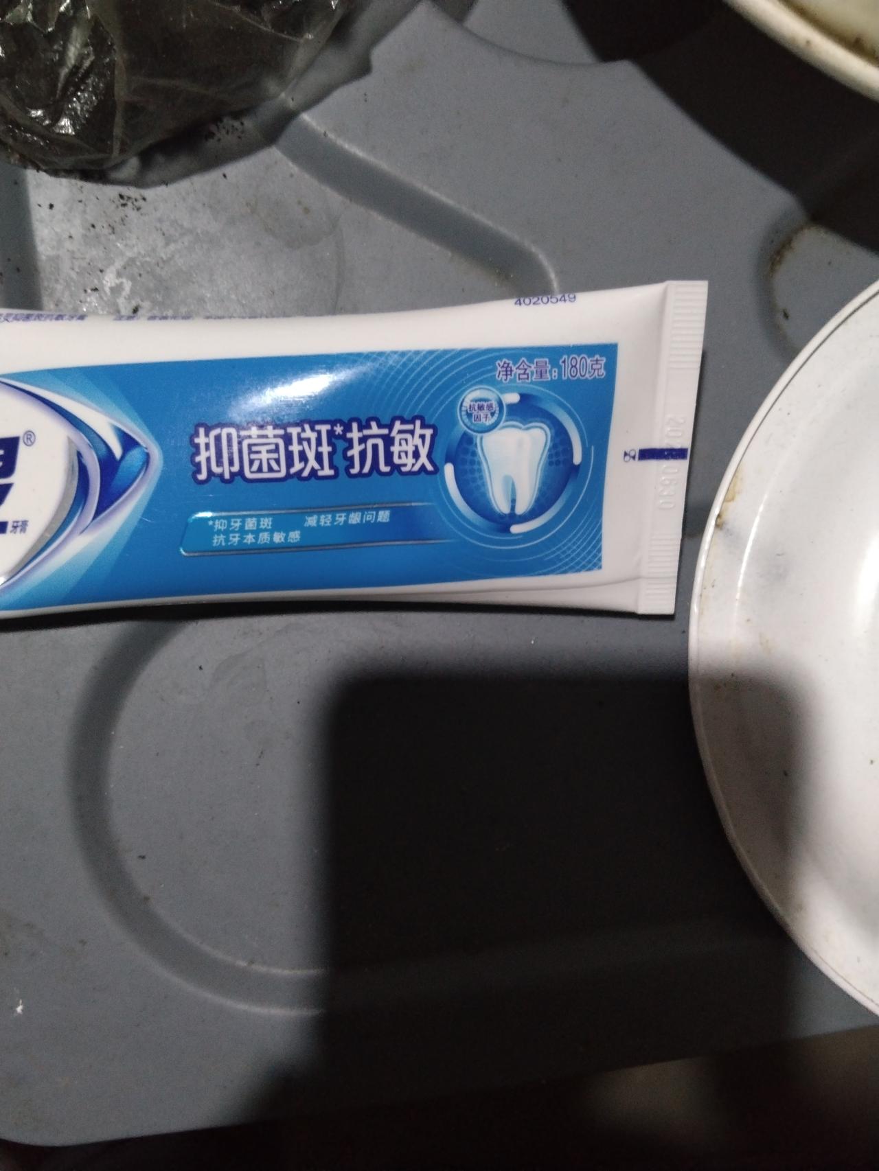 我只要是跟口腔相关的痛，我都选择抹牙膏来治。前一阵子舌头上非常痛，就有点像是舌头