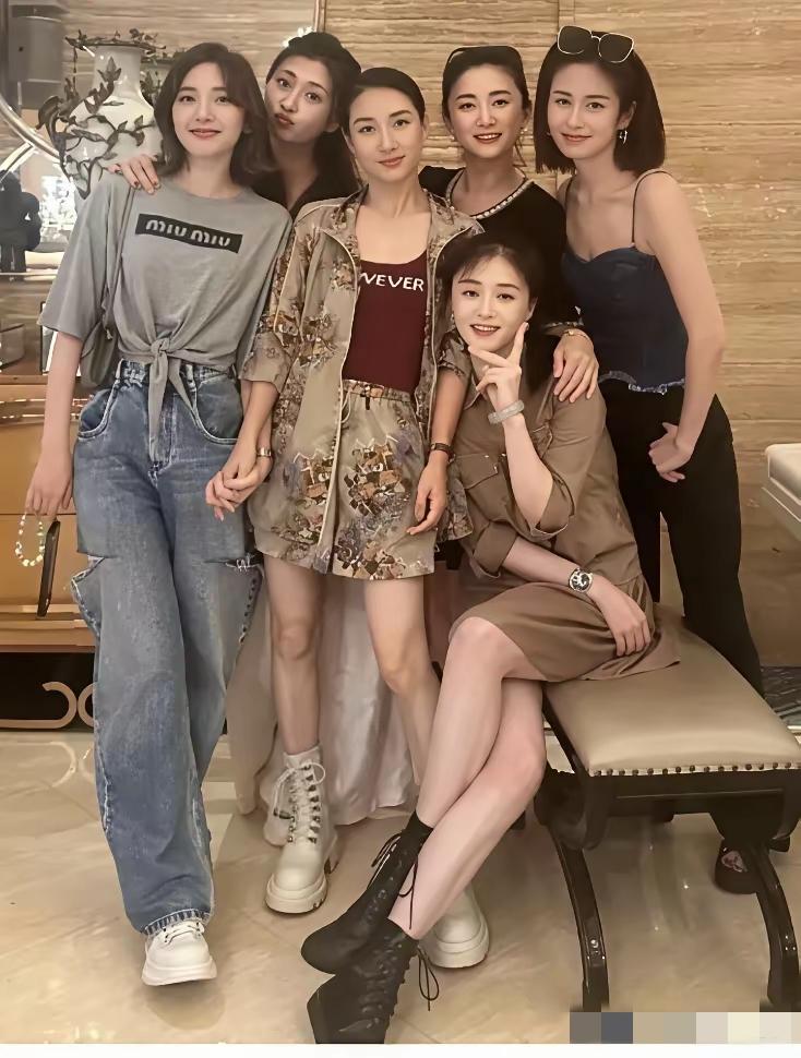 多年前火遍网络的《甄嬛传》中诸位娘娘同框合影啦！原本在剧中霸气外露，常令其他小主