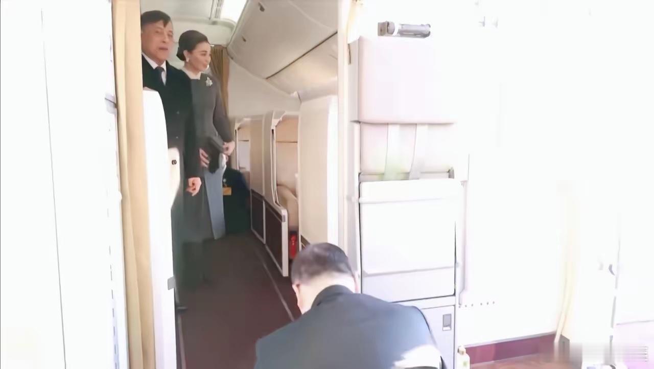 两个细节，可以看出泰王的出行期间泰王的至高无上地位1、泰王专机到达后，泰国驻华大