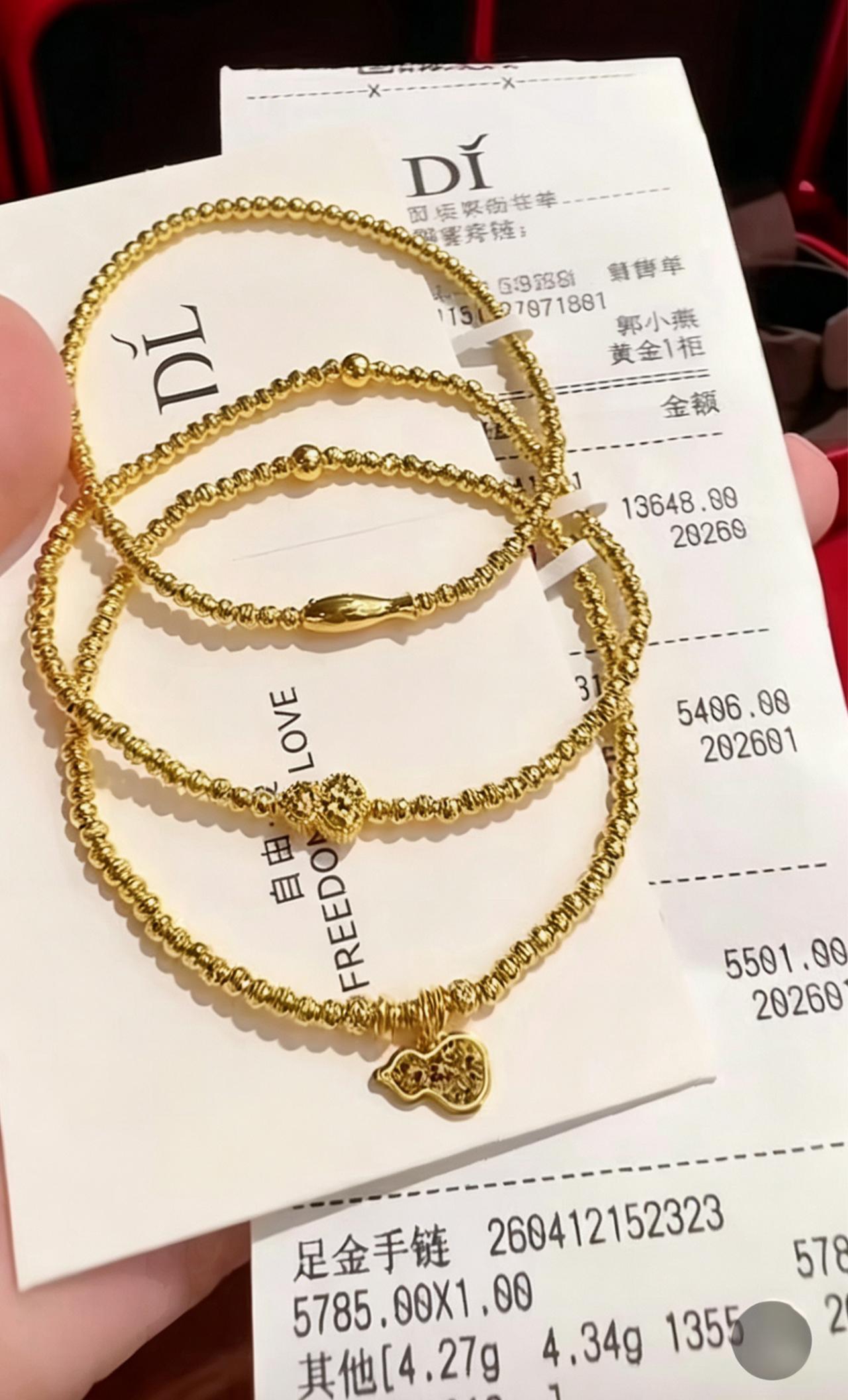 我和闺蜜三人，直接人手一条拿下胖东来爆款蹦迪黄金手链！三款各有韵