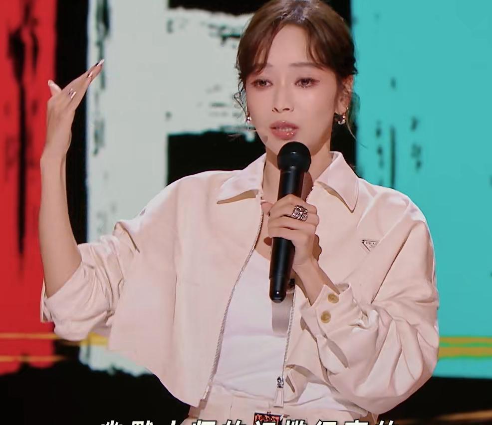 侯佩岑在《喜剧之王单口季2》的脱口秀表演中，调侃道：“幽默大师的门槛很高的，譬如