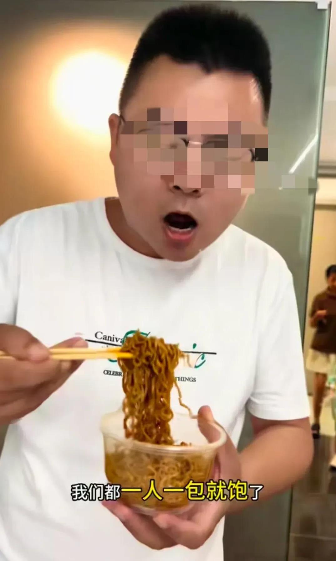 不愿意说他，毕竟还是许妈姚爸的亲生儿子。但是，看到他的视频，真是内心一片悲凉，好