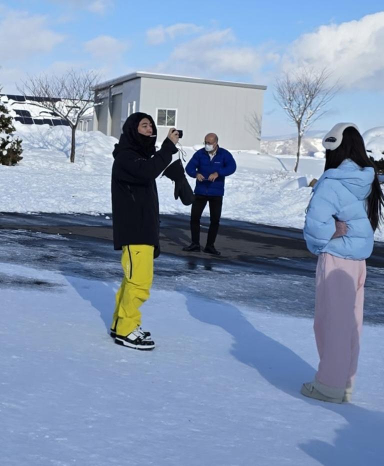 12月11日，王思聪带6个女生现身日本洞爷湖看雪景，他全身包裹严实，只露出了脸部