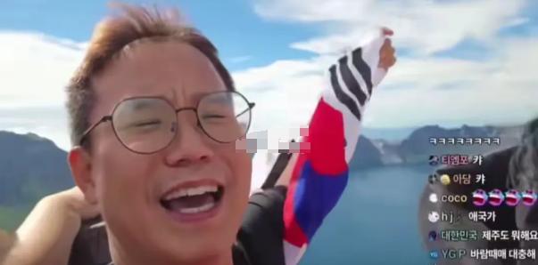 在中国长白山上插韩国国旗！7月25日，一韩国退役军人来咱中国长白山旅游，爬到山顶