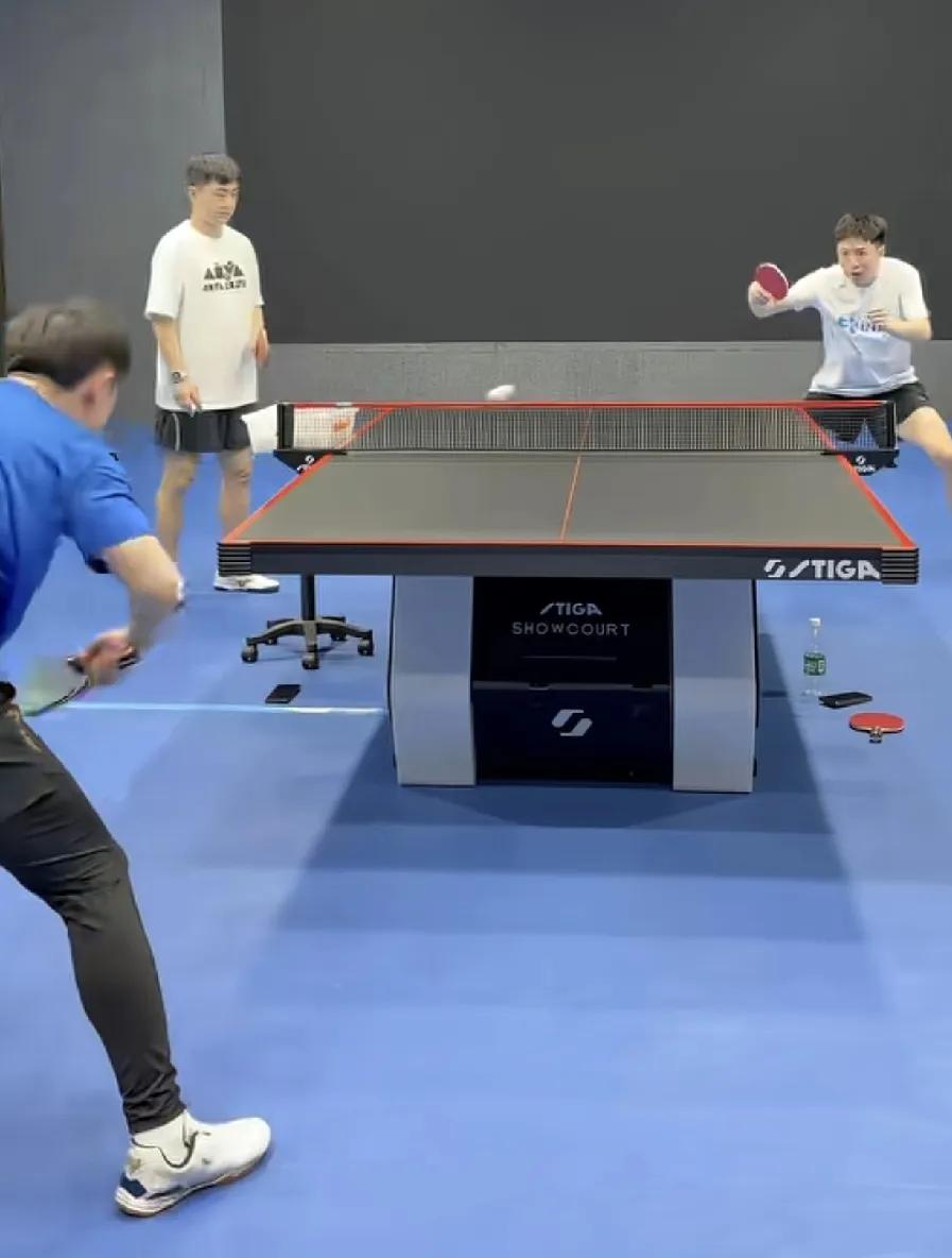 方博也开始上体能训练了。因为于何一发出视频，与方博来一场乒乓球挑战赛。时隔