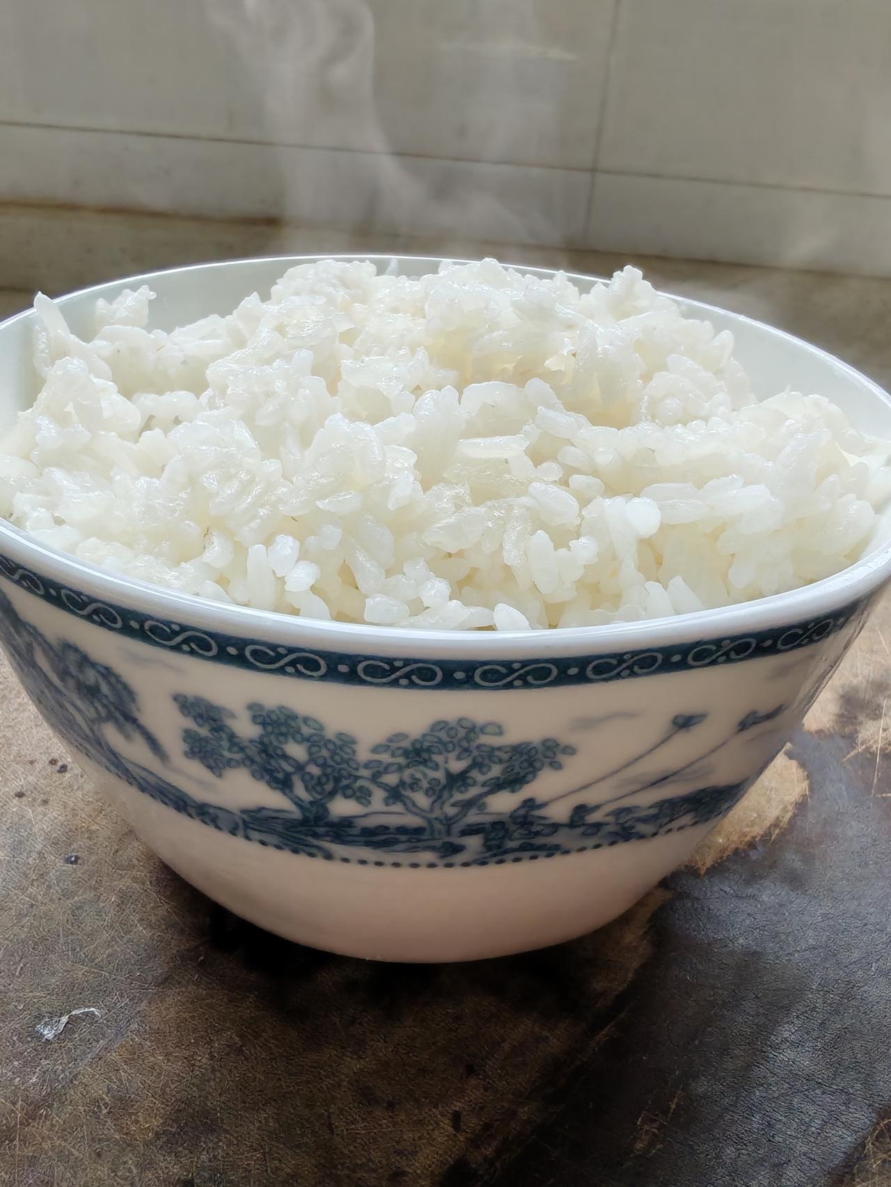 发现了一个米饭好吃的秘密10月21日，今天我休息，决定自己在家做饭吃，大概上午