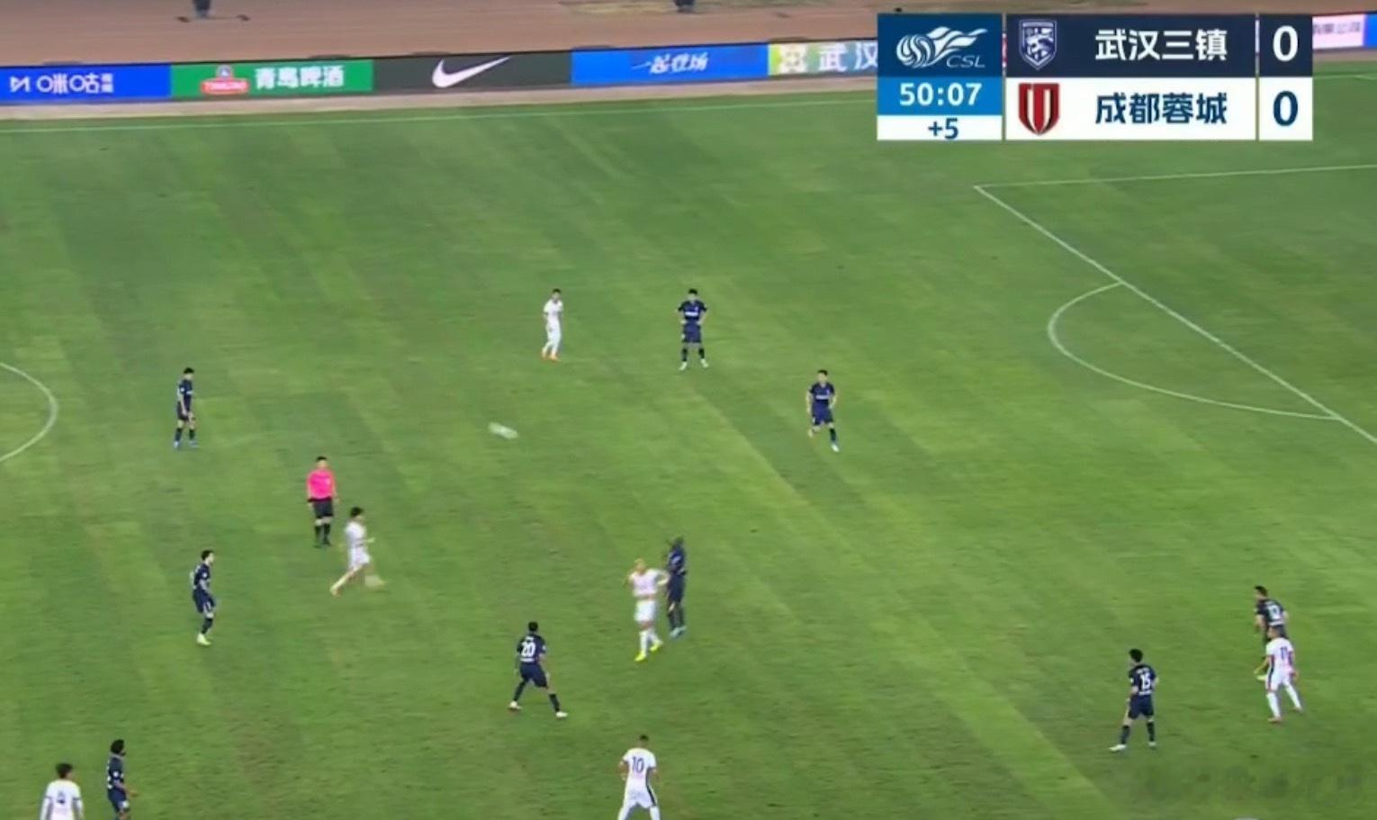 上半场0比0，武汉三镇五外援齐整，成都蓉城没有明显优势。相对来说，蓉城制造的威胁