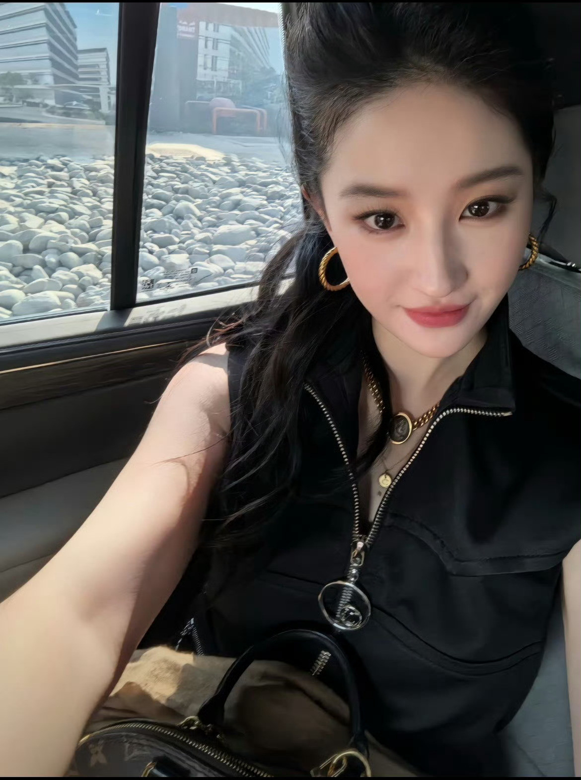 刘亦菲瘦了岁月从不败美人，咱就是说，神仙姐姐的颜值真的是天仙下凡