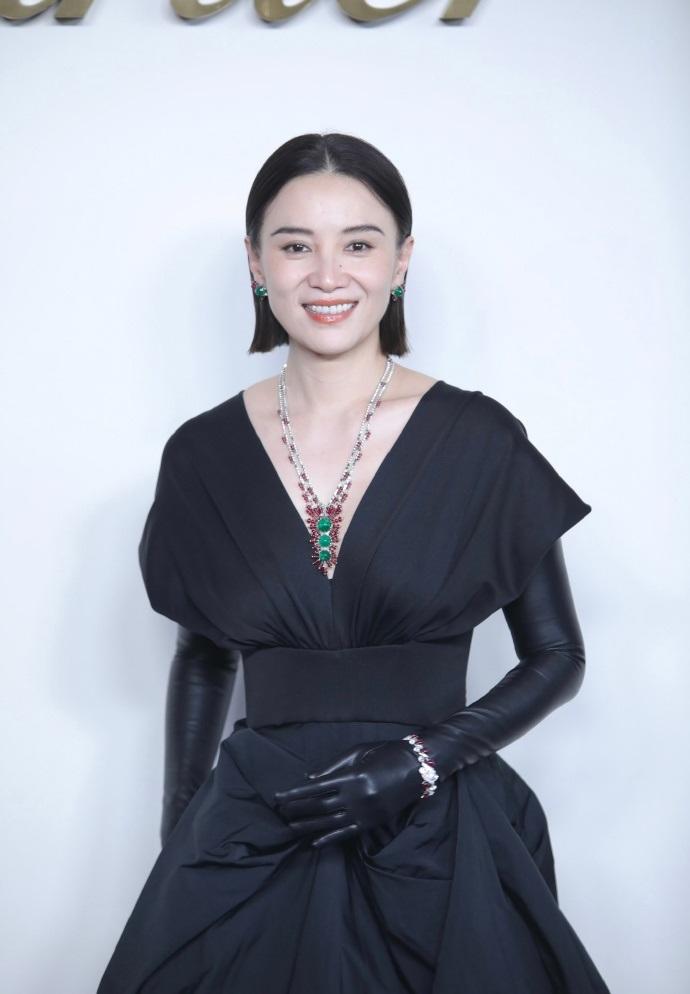 今天宋佳在出席时尚活动的时候搭配一件黑色的裙子，看上去很有气势，也很有国际大牌明