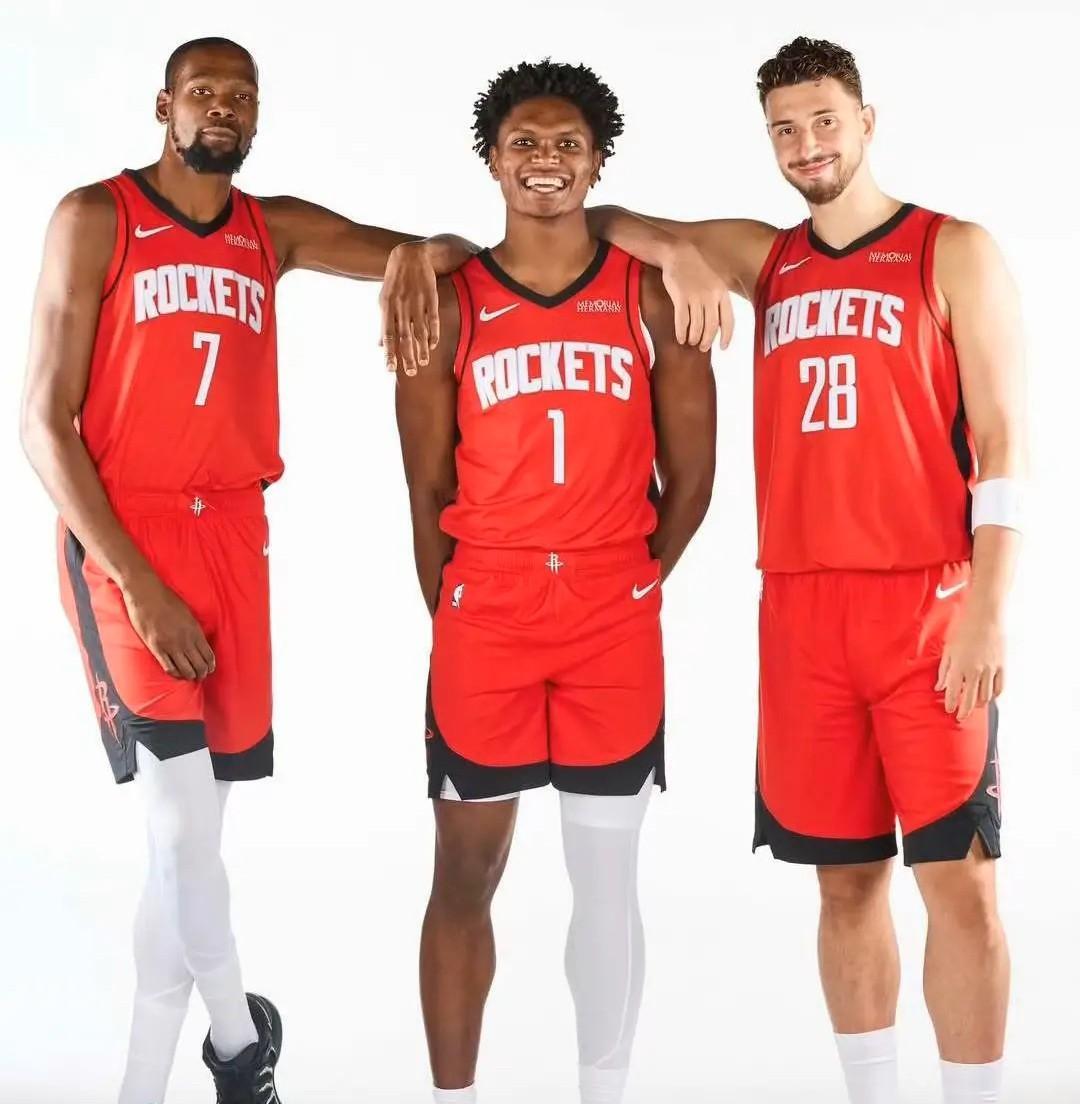 所谓的火箭三巨头：KD：他从15-16年开始高强度比赛就不能下球。常规赛可以自