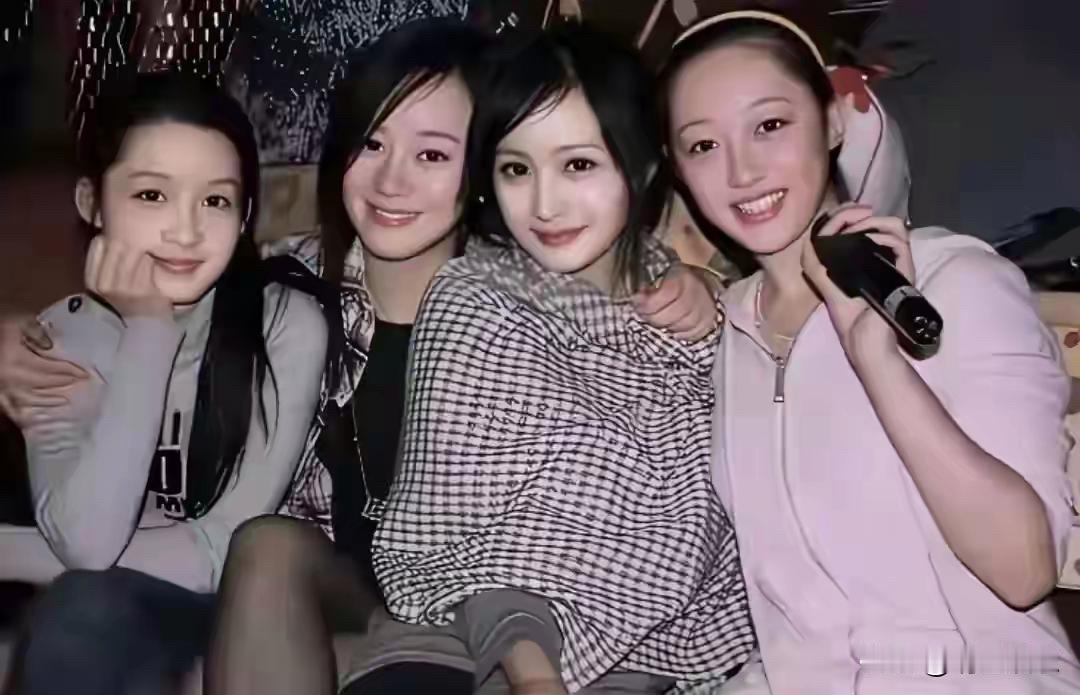 早年的李沁，蒋梦婕，杨幂，张檬的合影，都是素颜美女啊！