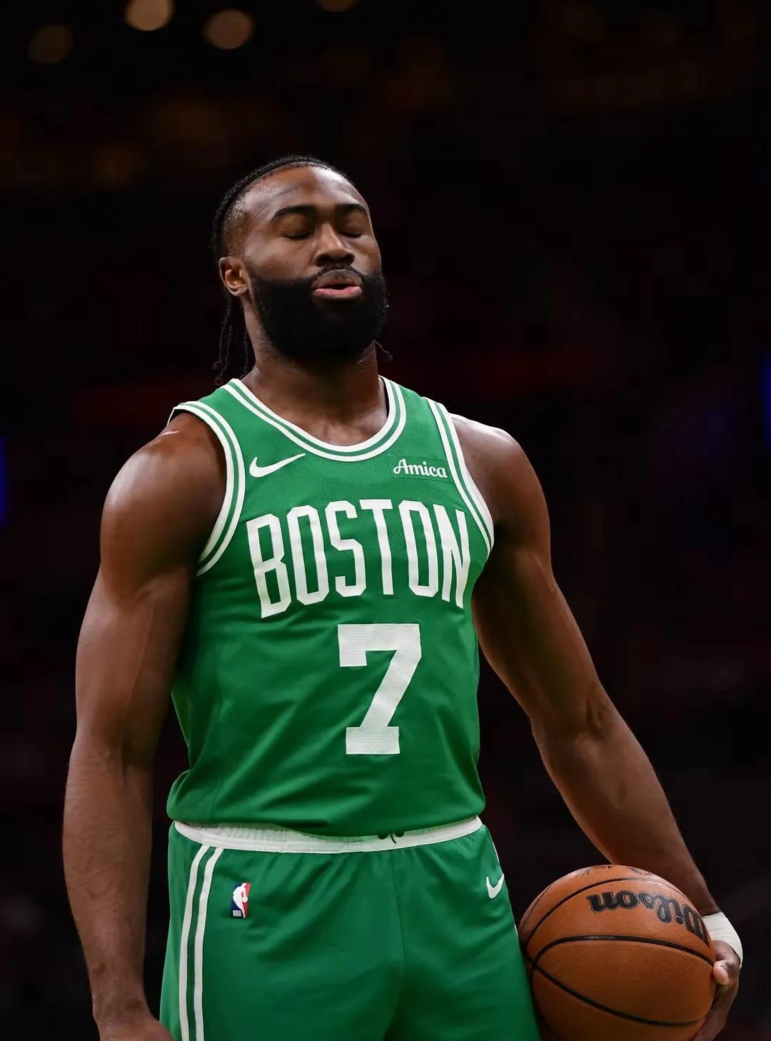 据Espn爆料，凯尔特人多名球员已经被摆上交易货架，这其中包括小猪霍乐迪，铂金以
