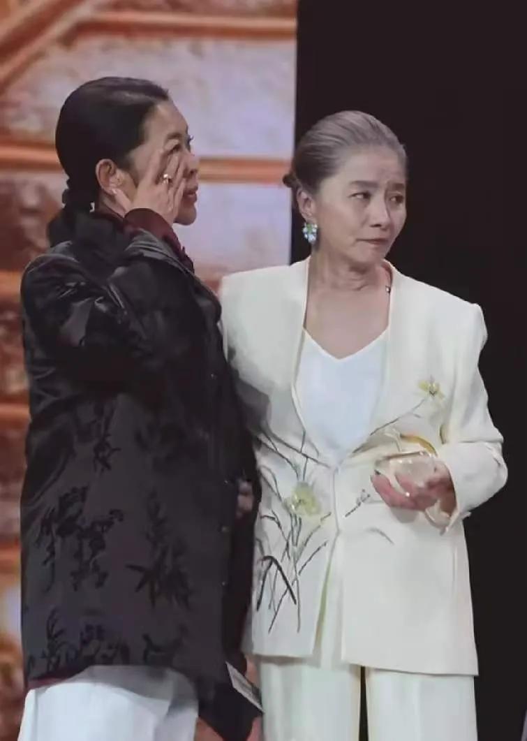 倪萍说，她和迟蓬在一个宿舍住了七年，两人还约定一起做影视界的刘晓庆和陈冲。如今