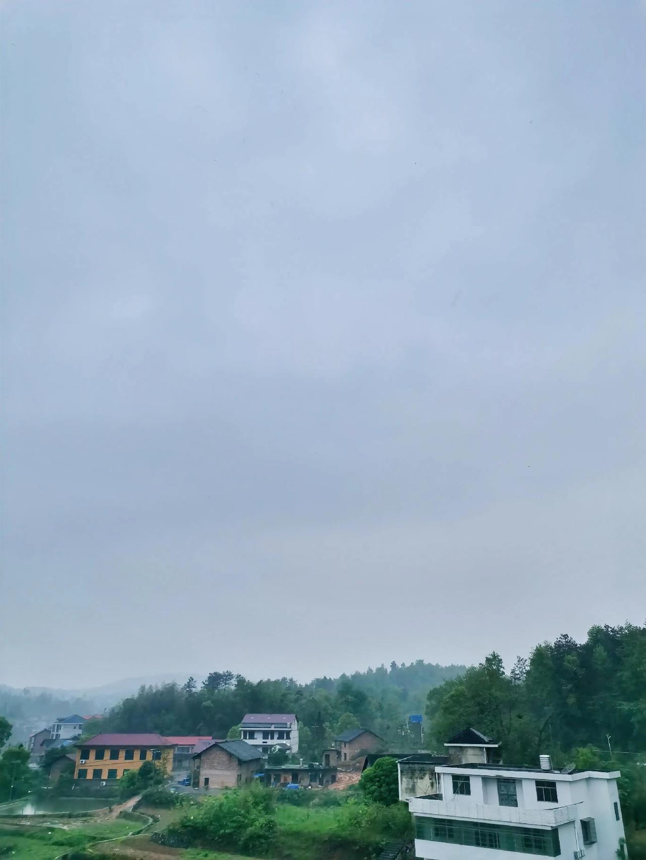 天有阴晴圆缺，灰濛濛的天已有好长时间了，没有看到阳光灿烂，犹如我们的人生！当