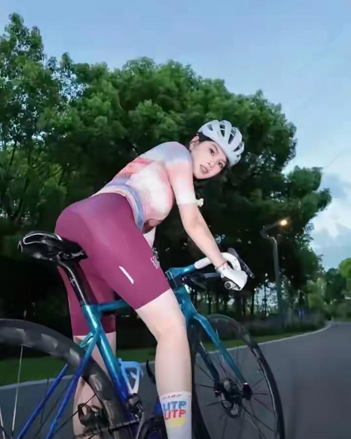 骑行的人群中，不知道为什么许多人为了显得专业，要穿这种紧身裤，如果骑手是女人也就