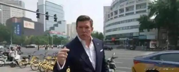 最近，福克斯新闻主播布雷特·拜尔跑到北京街头拍外景，本想用街头小见闻发表自己的看
