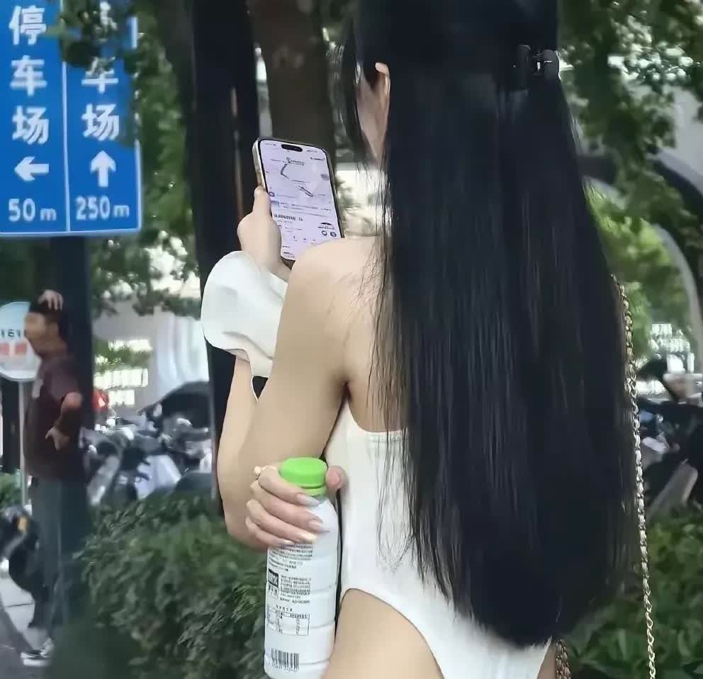 广东深圳，有一名网约车师傅驾车前去接人，远远看到一名女子在路边等车，网约车师傅以