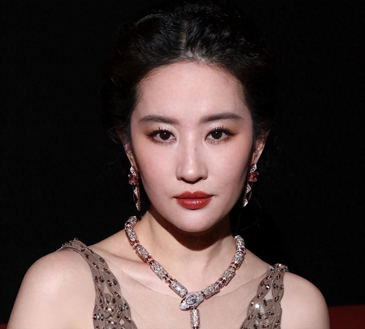 合照事件后，越南女星的回应，字字直戳刘亦菲心窝！上海宝格丽晚宴拍完一张三人合