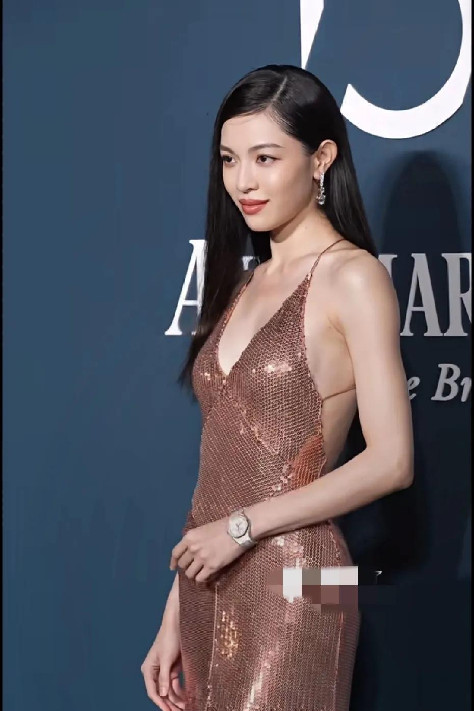 钟楚曦简直是在逃美人鱼本人！姐就这样波光粼粼的出现了，身材超级好，而且每次造型都