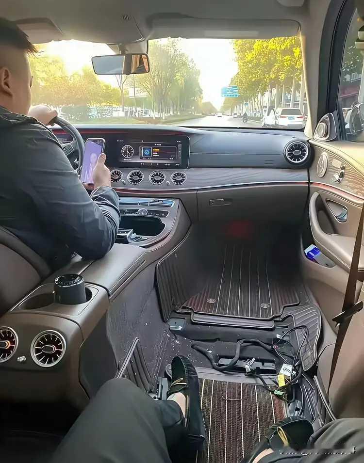 小陈新买了辆车。他也是个狠人，把副驾拆了。朋友问他为何拆副驾？他说，他的副