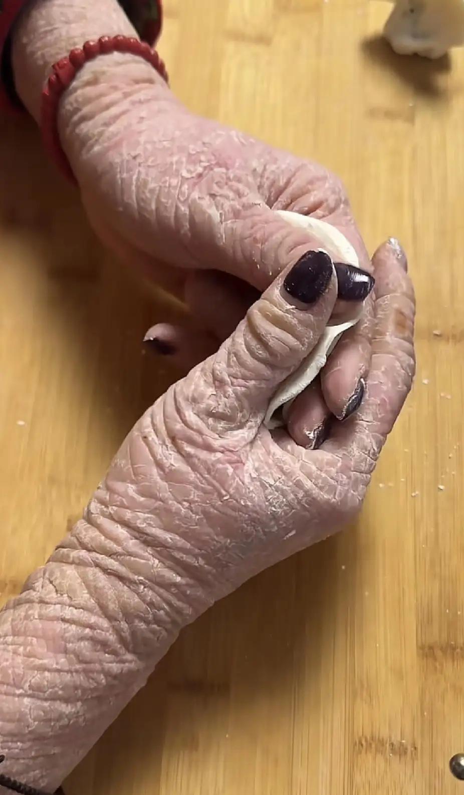 谁敢吃？我的天呐，一开始以为是我看错了，可仔细一看确实没错。这样的一双手包