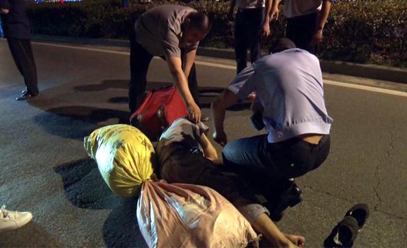 【夜晚三亚街头惊魂！酒醉男子无端殴打女子，暴力事件震惊全城！】三亚，这座美丽