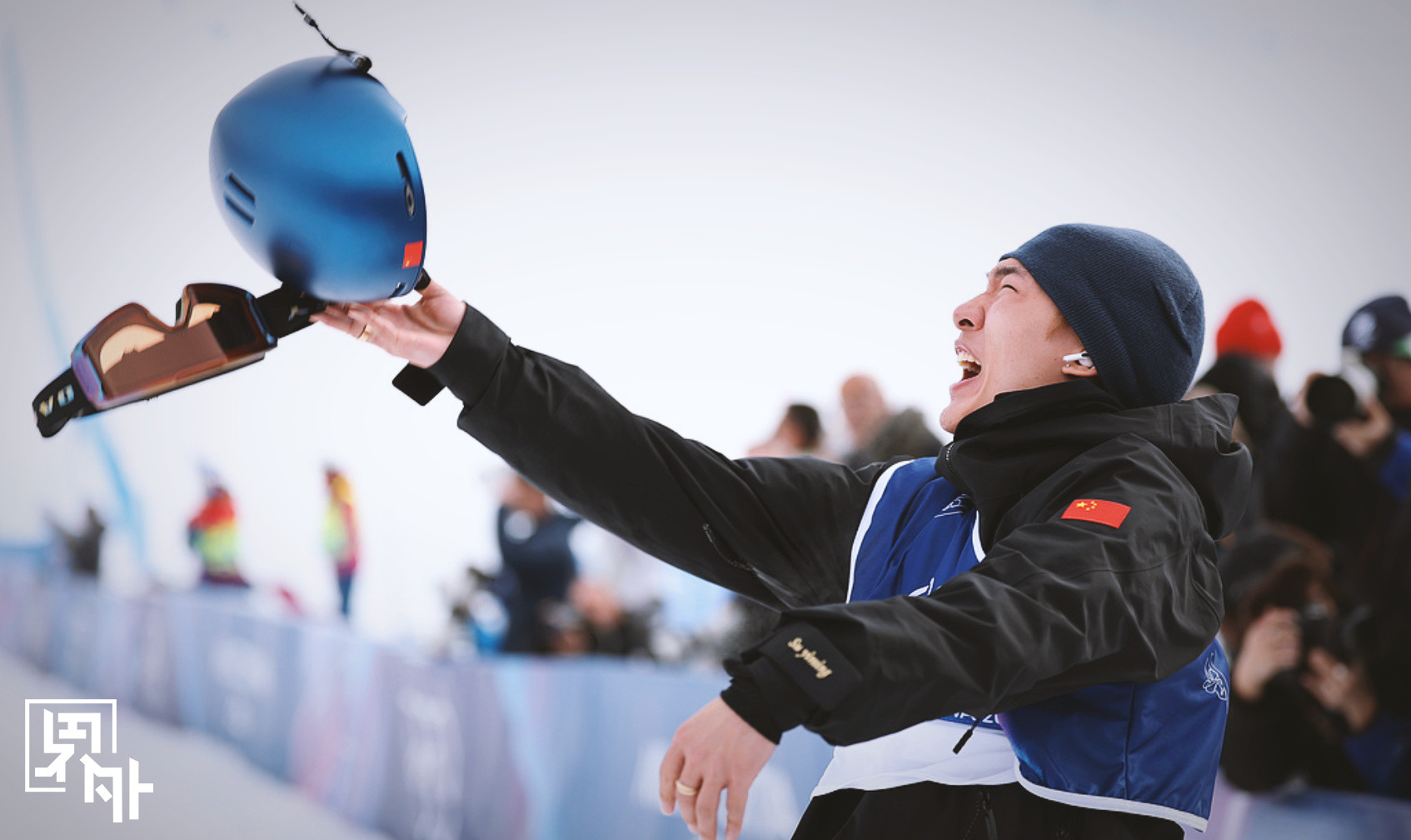 苏翊鸣的笑与泪苏翊鸣眼里的光苏翊鸣，中国队首金！落地，怒吼，流泪。身披五星红旗