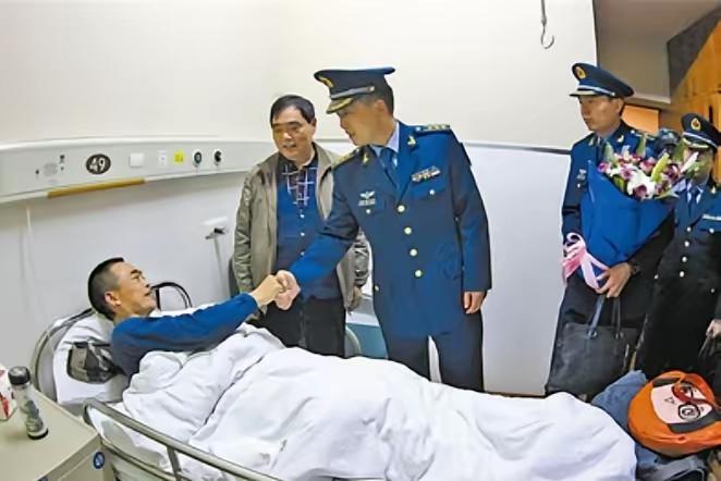 1988年，一名飞行员坠入深山，被善良的农民相救。多年后，农民的妻子突然来电话，