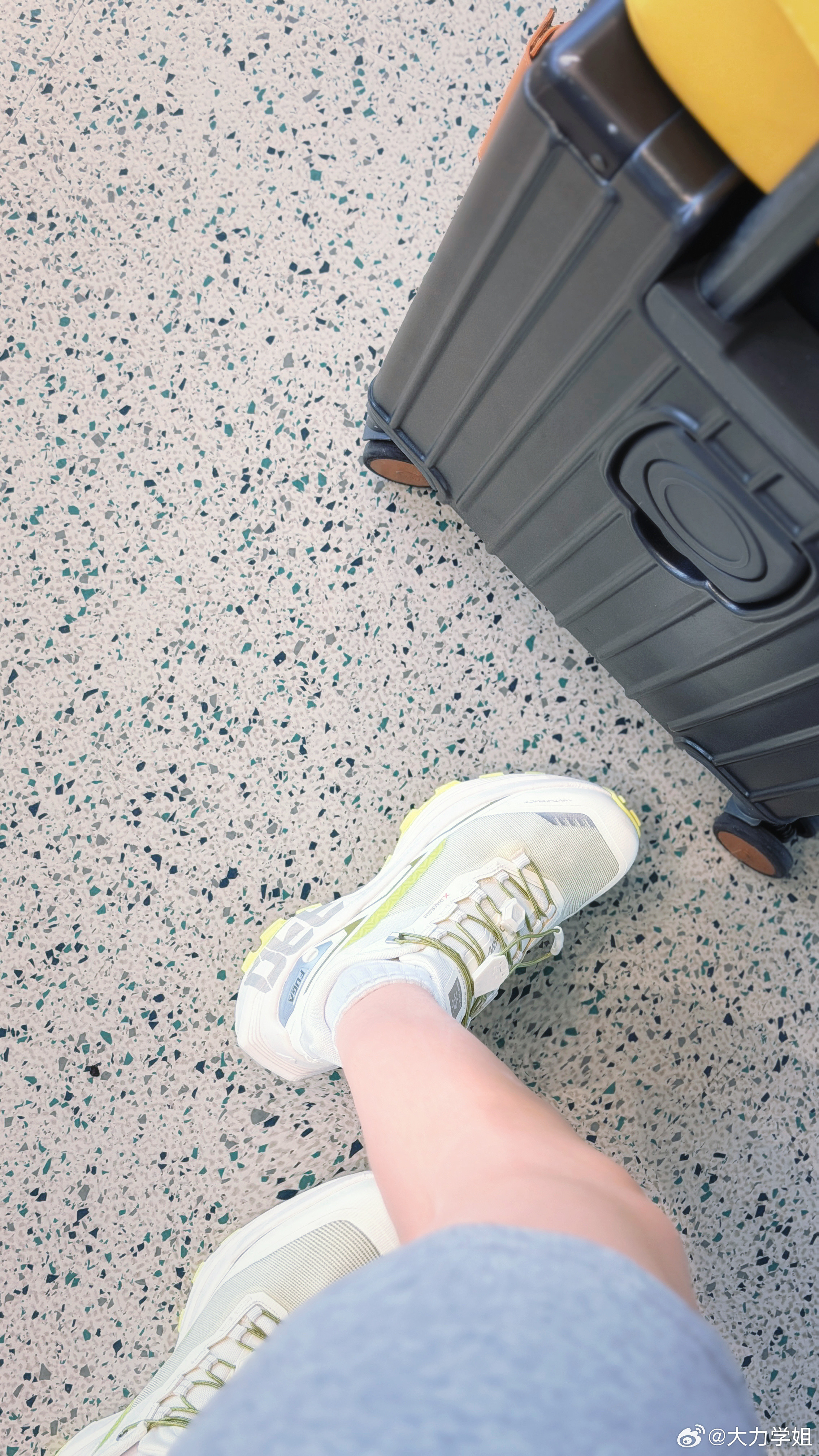 终于登机了！今天一天太tm刺激了经历了误机，又延误半天…还差点把电脑给落在了候机