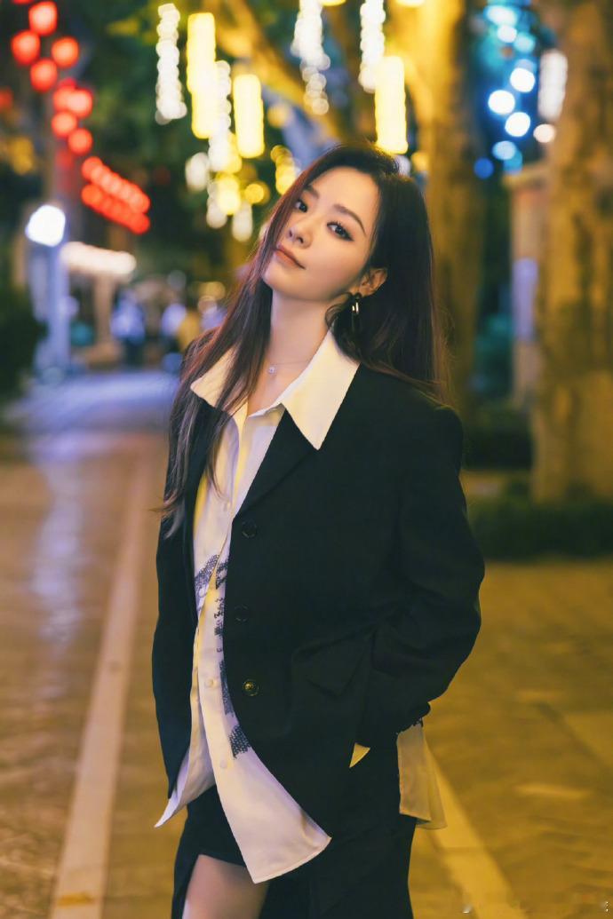 张靓颖穿了一身蝴蝶在身上《野心家》首唱舞台里，她的声音和造型相辅相成，既有视觉