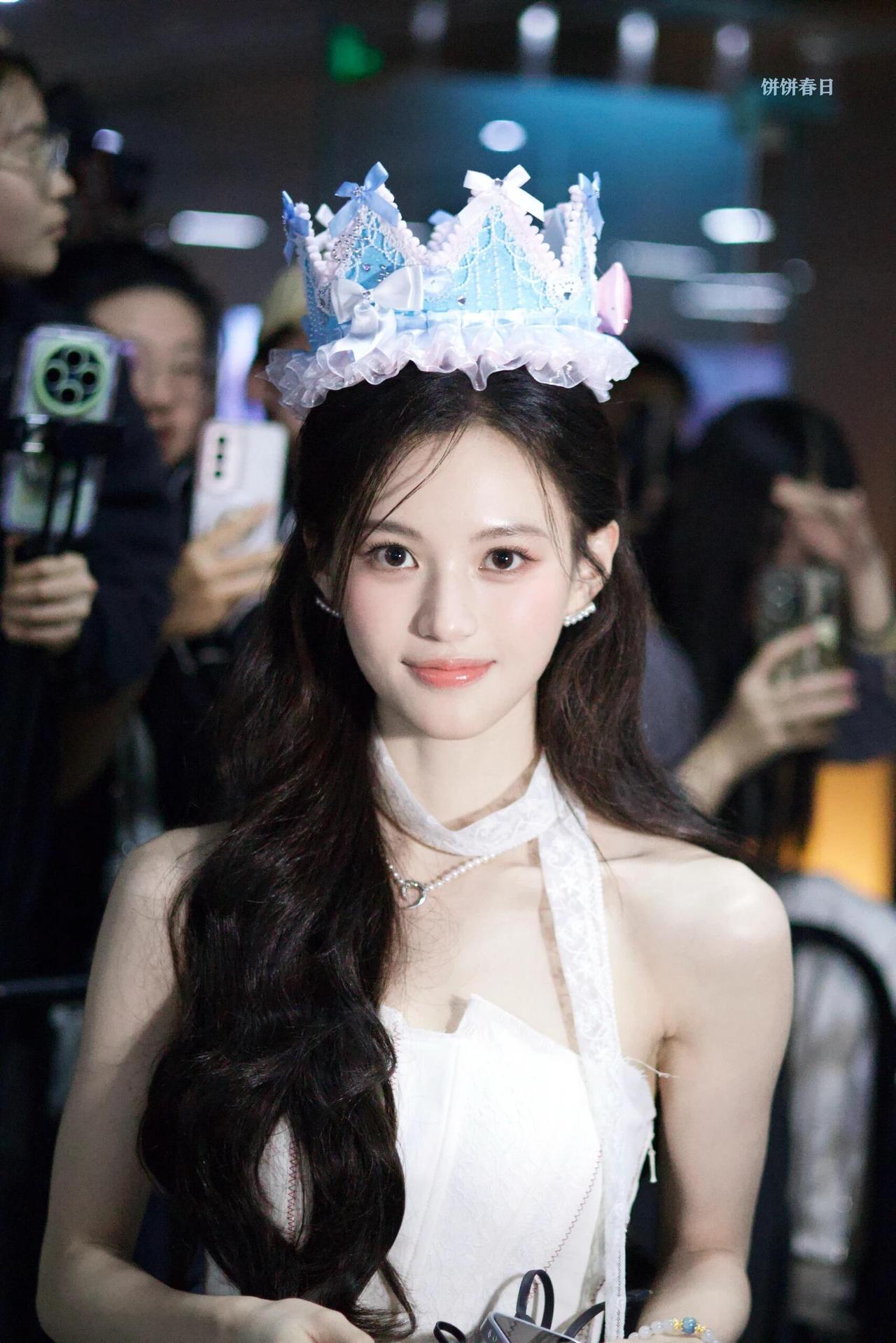 沈羽洁软乎乎甜美妆造，大波浪配上蕾丝项圈太绝