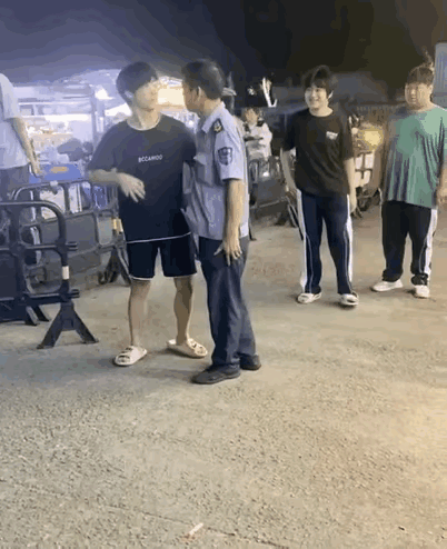 逞一时之勇，两个家庭的幸福彻底毁了。这位小哥哥仗着年轻力壮对维护秩序的保安出言