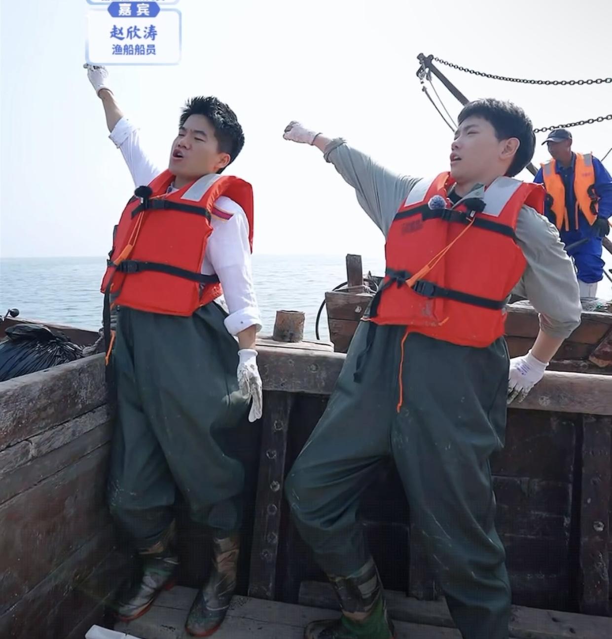以后再也不嫌野生海参贵了董宇辉一行在大连参观现捞海参只能潜水员下海一根一根捡