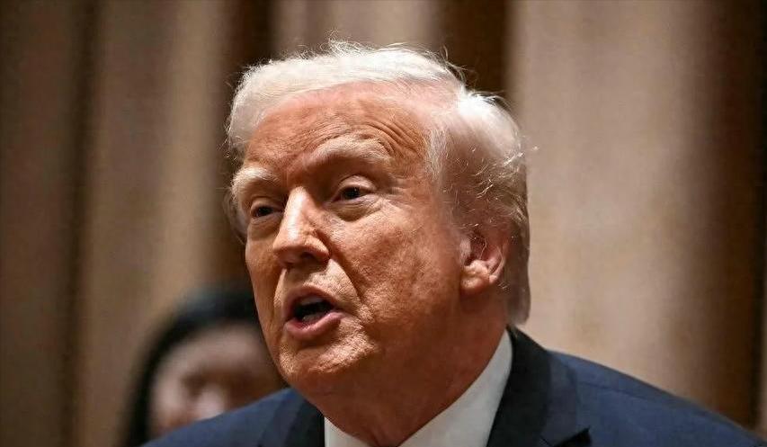 特朗普又一次“官宣签了协议”。这回是对中国，说得像刚刚拯救了全球经济。时间是6月