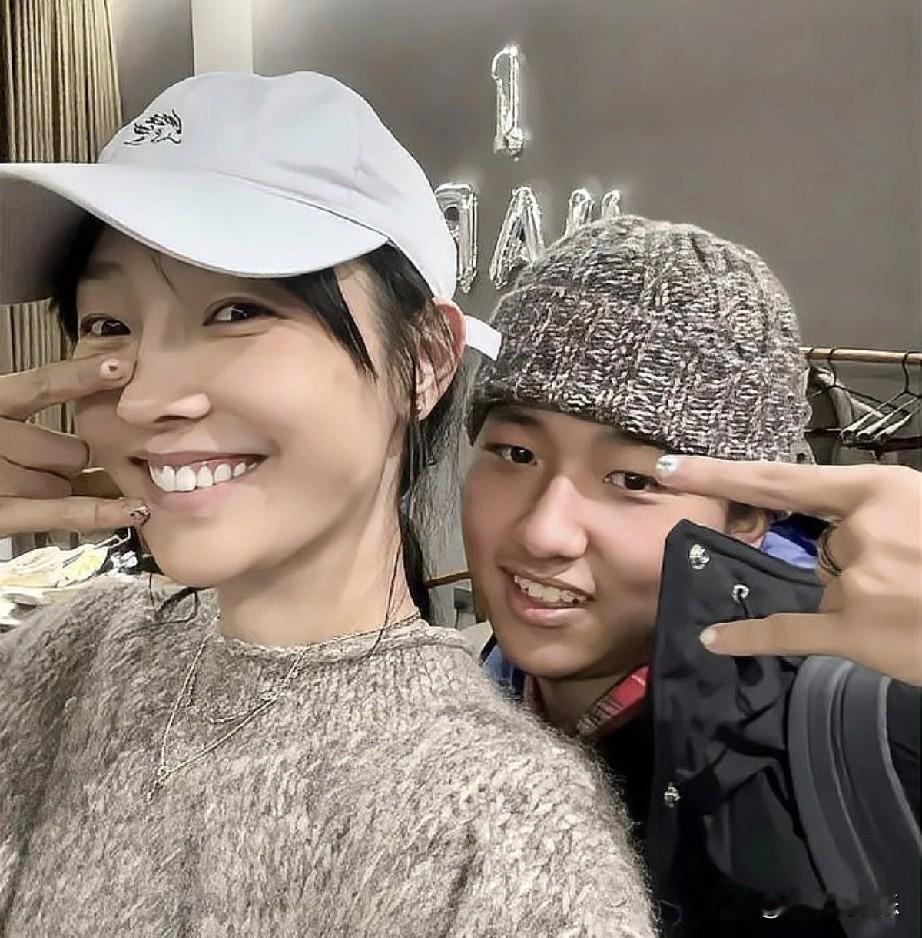 白百何首晒19岁儿子正脸！身高超妈半头，同款美甲似闺蜜近日，41岁演员白百