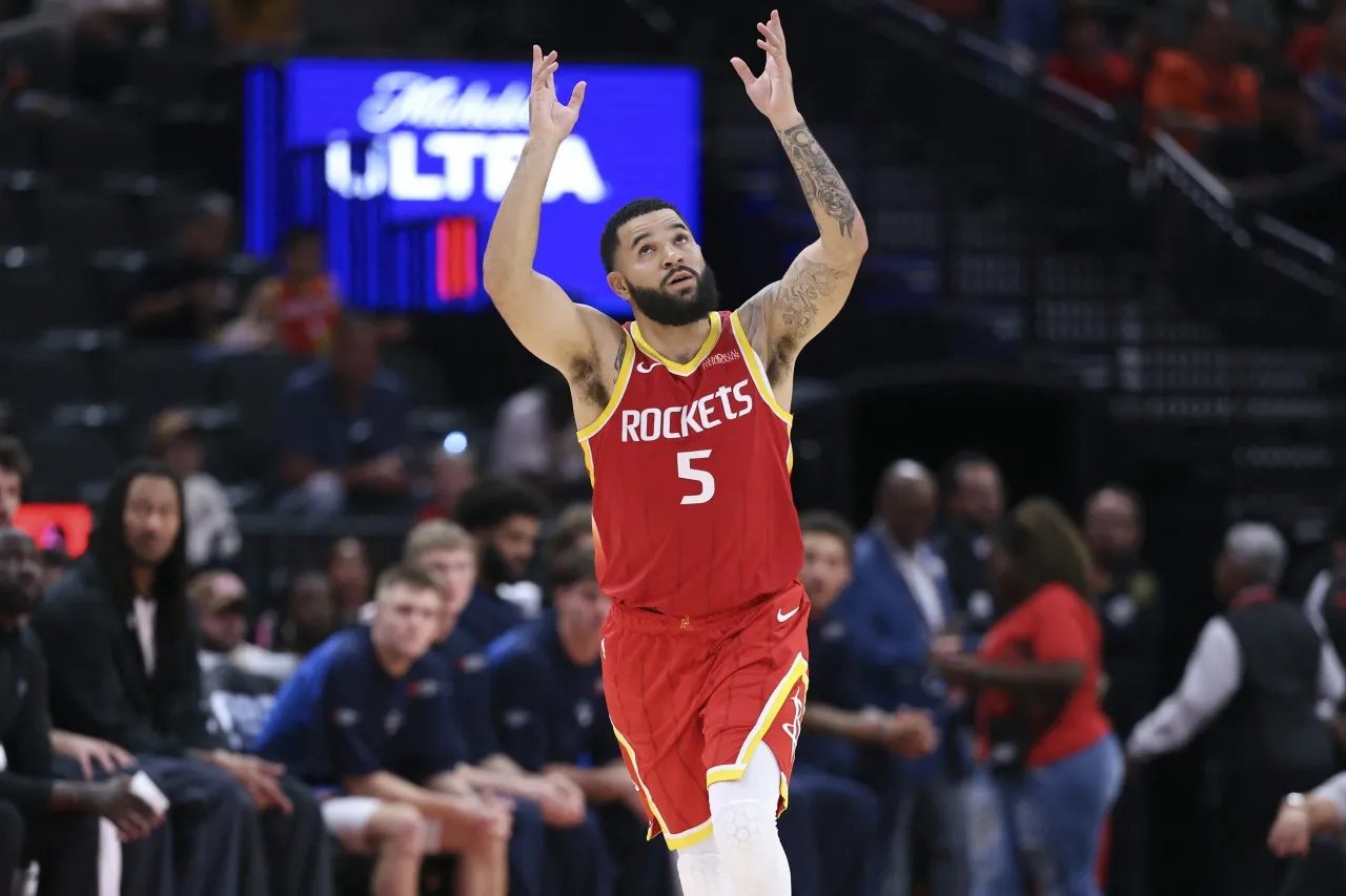 范弗里特一番话让火箭球迷彻底安心！NBA季前赛，火箭116比89大胜雷霆。比分很亮，但真正让休城球迷